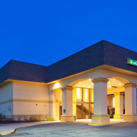 Hotel Baymont By Wyndham White Plains - Elmsford Exterior foto