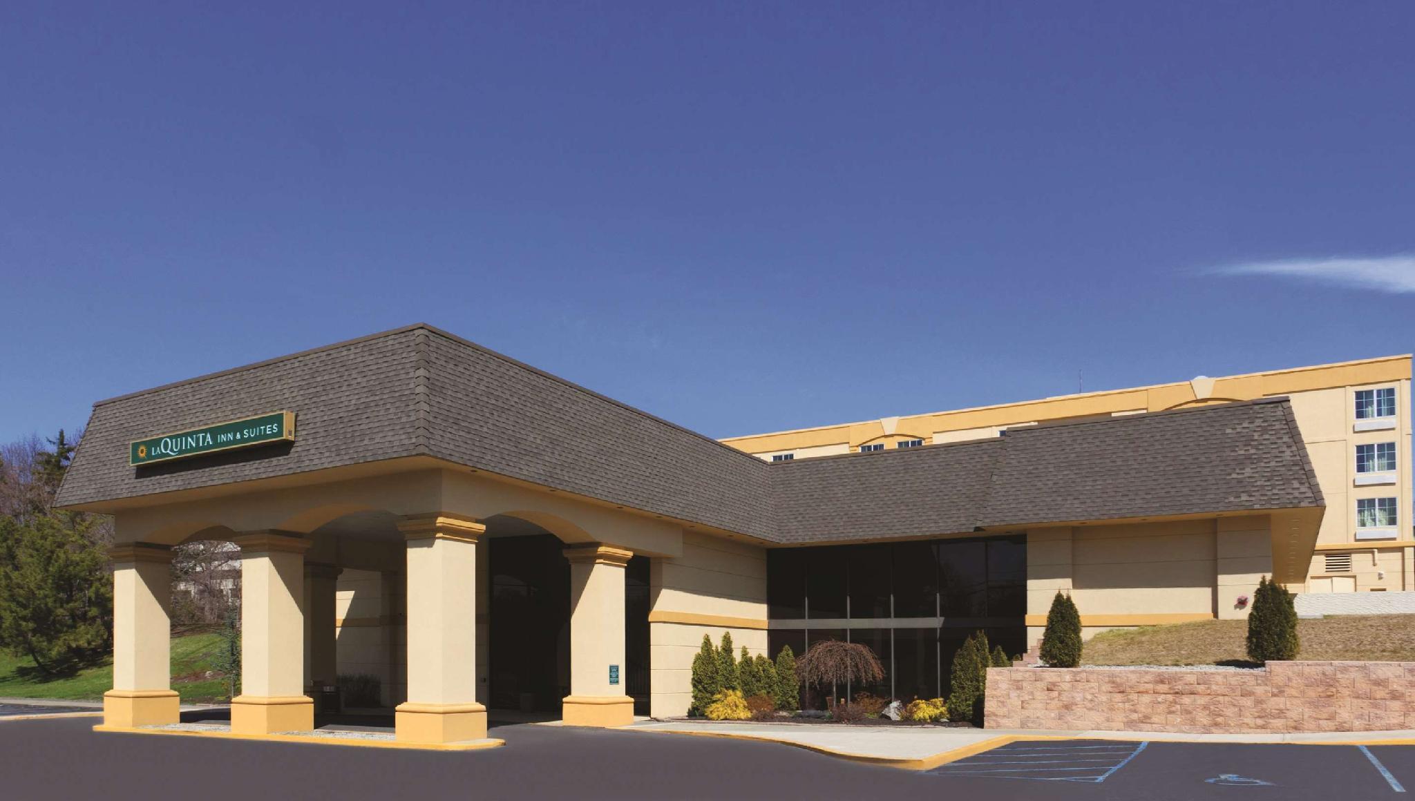 Hotel Baymont By Wyndham White Plains - Elmsford Exterior foto