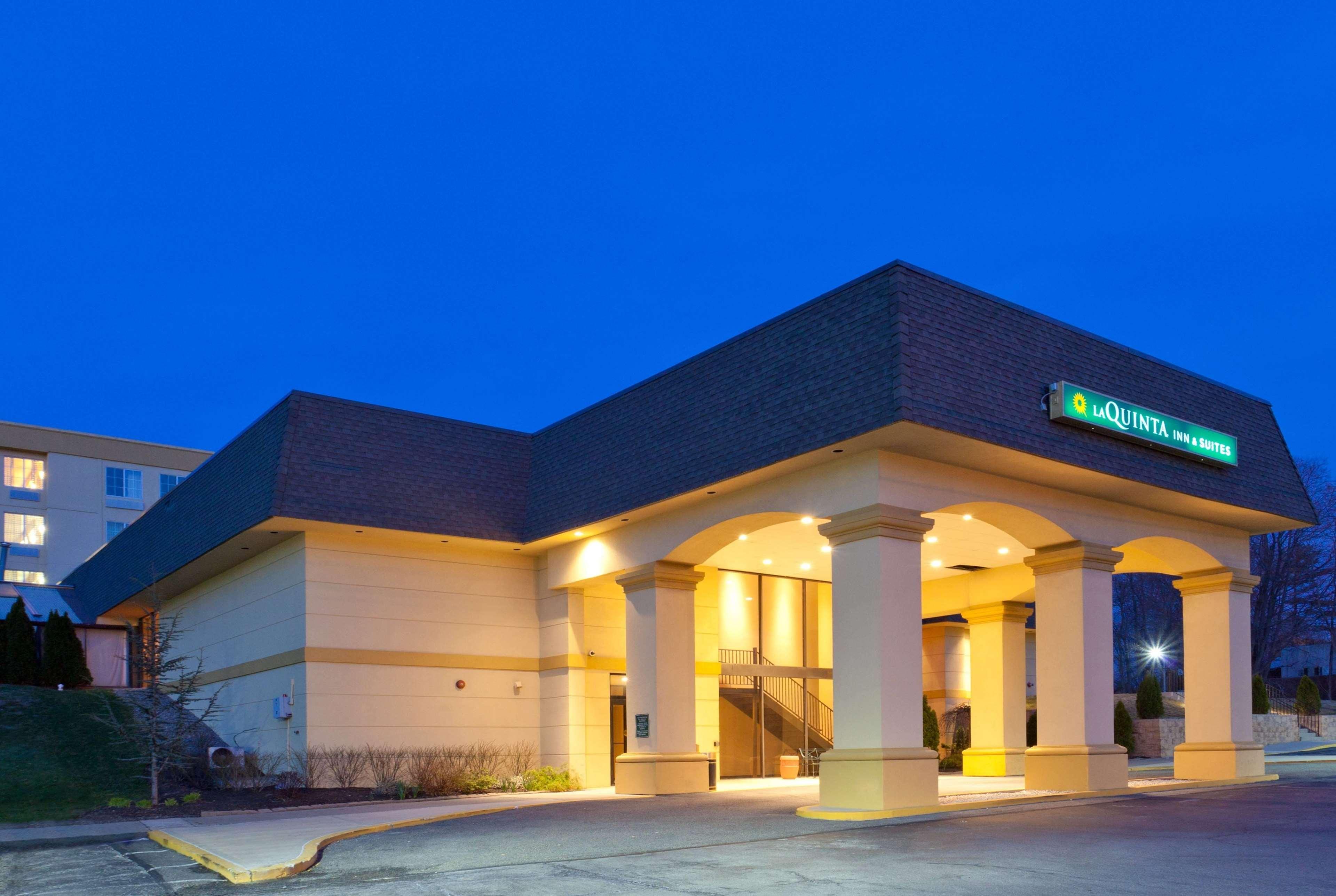 Hotel Baymont By Wyndham White Plains - Elmsford Exterior foto