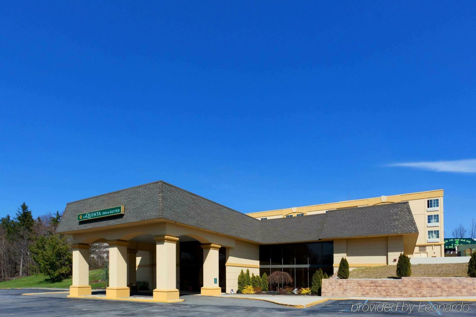 Hotel Baymont By Wyndham White Plains - Elmsford Exterior foto